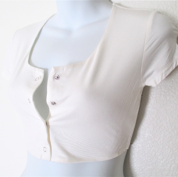 White Snap Button Crop Top - Picture 9 of 10